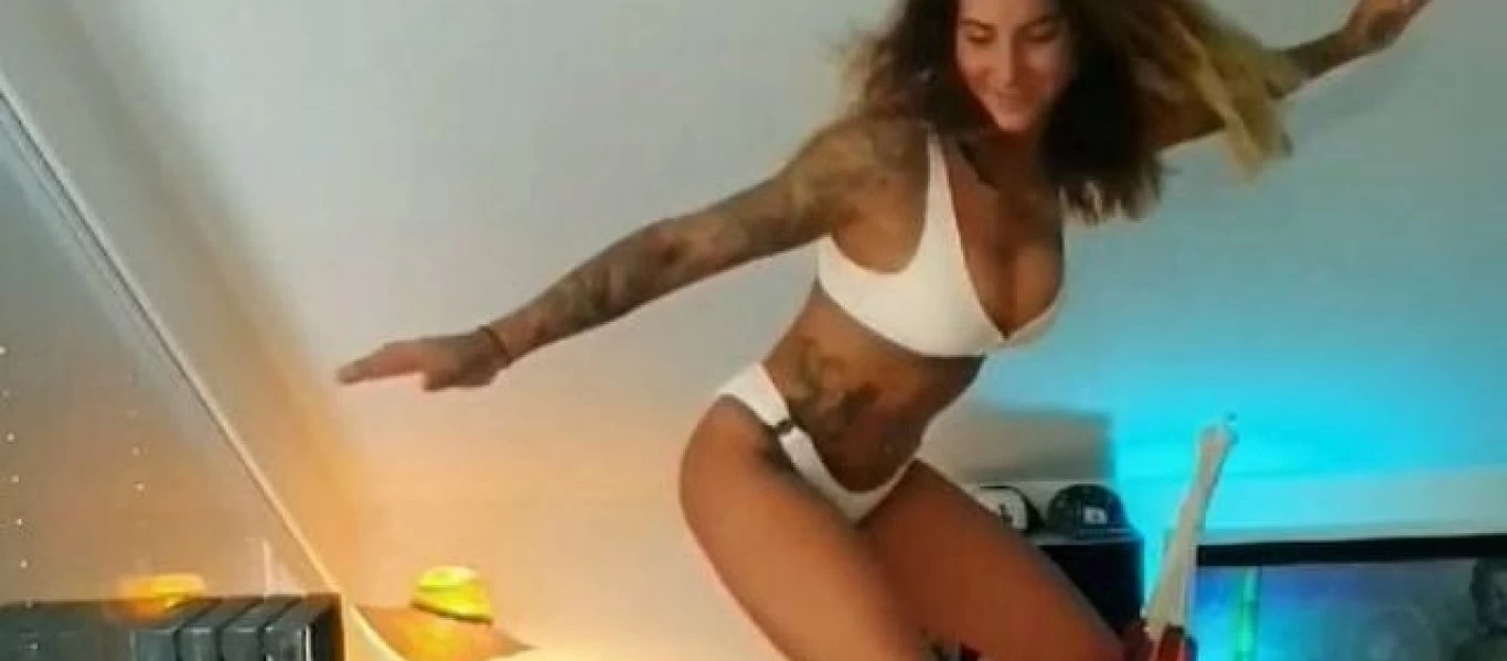 Αθλήτρια του σερφ προπονείται σπίτι της εν μέσω καραντίνας